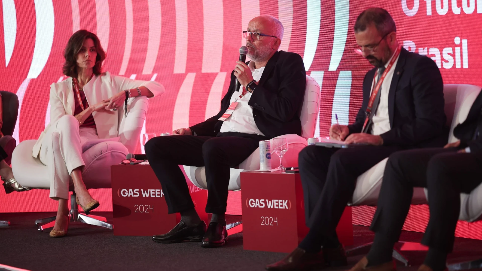 Flávia Barros (Origem Energia), Erick Portela (NTS) e Ovídio Quintana (TAG) durante painel da gas week 2024 em Brasília