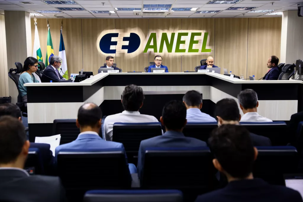 Diretor-geral da Aneel, Sandoval Feitosa, durante a 4ª reunião pública ordinária de 2025 da diretoria colegiada, em 2 de novembro (Foto Michel Jesus/Aneel)