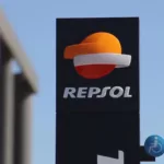 Placa com a logo da Repsol nas instalações da petroleira espanhola (Foto Divulgação)