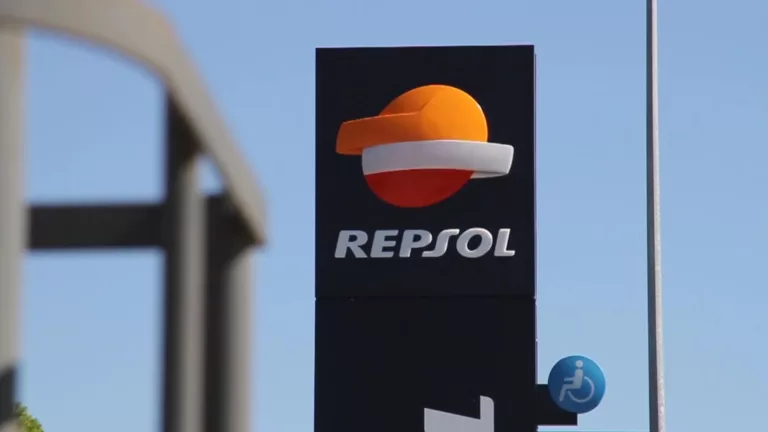 Placa com a logo da Repsol nas instalações da petroleira espanhola (Foto Divulgação)