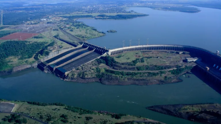 Hidrelétrica de Itaipu, localizada na fronteira entre o Paraguai e Brasil e capaz de produzir 14.000 MW de energia (Foto Divulgação)