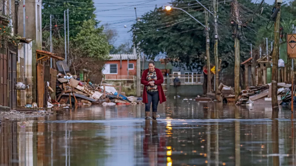 Rua alagada na Vila da Paz, em Porto Alegre, em 19/6/2024, após chuvas e alagamentos no RS (Foto Bruno Peres/Agência Brasil)