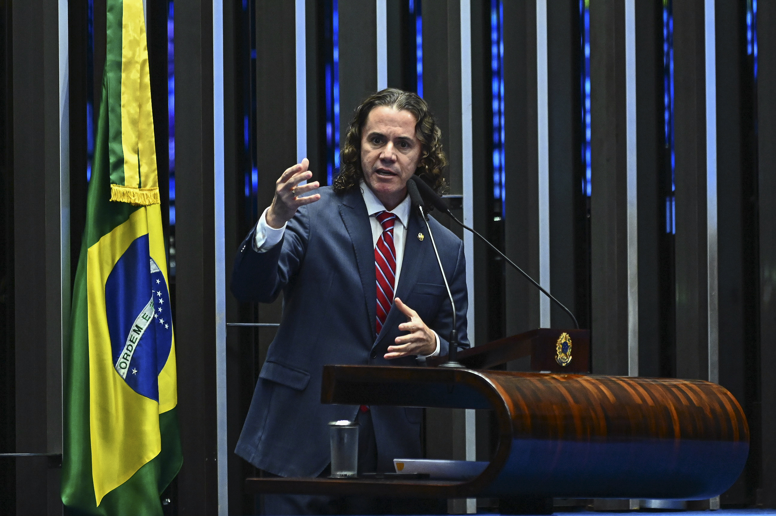 Veneziano defende resposta ao tarifaço dos EUA e cobra endurecimento contra devedores contumazes
