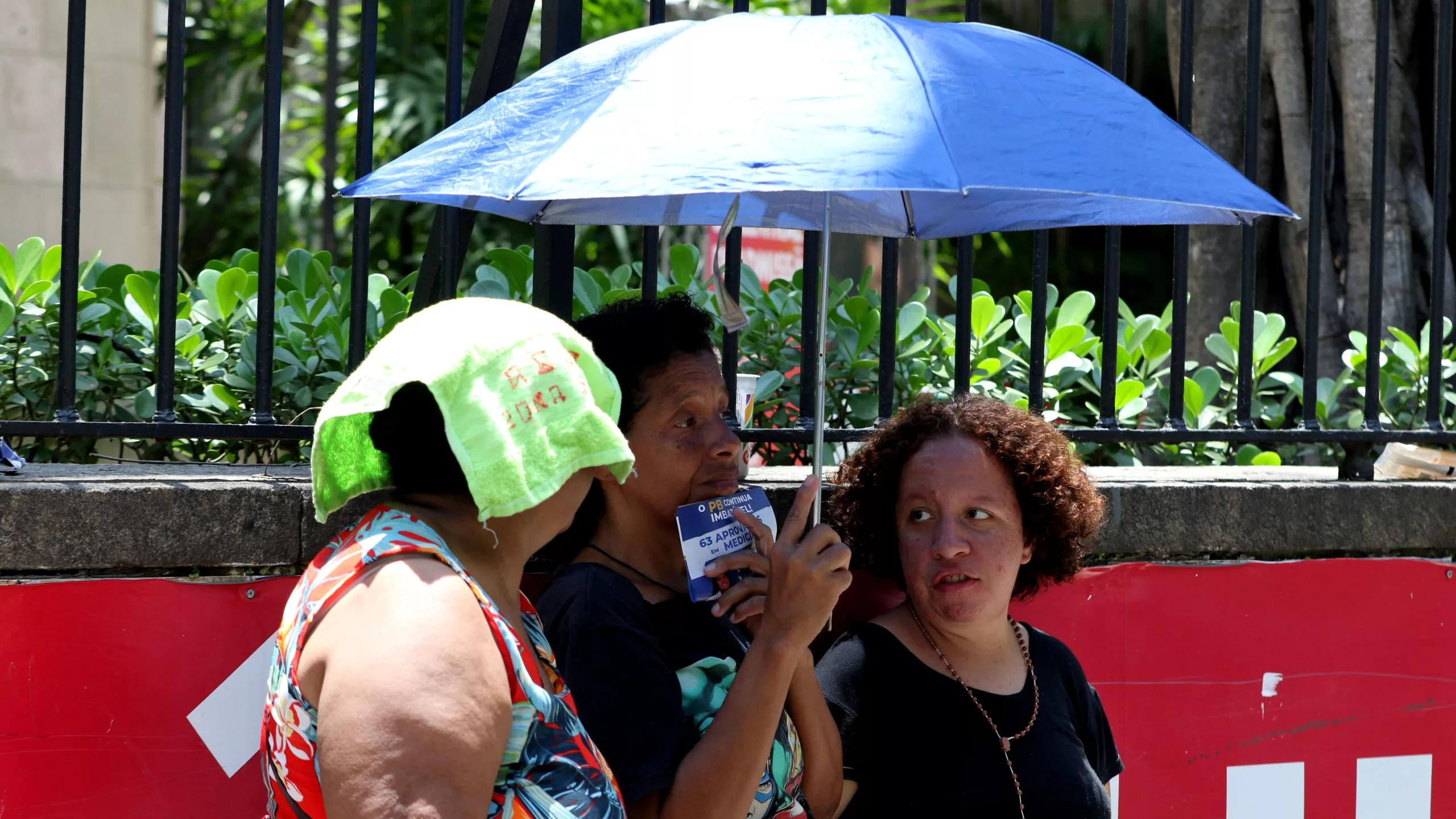 Calor marca segundo dia de provas do Enem 2023 em SP, em 12 de novembro, com termômetros termômetros marcando 40°C (Foto Tânia Rêgo/Agência Brasil)