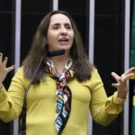 Adriana Ventura, à tribuna, durante sessão plenária para discussão e votação de propostas, em 12/3/2025 (Foto Kayo Magalhães/Câmara dos Deputados)