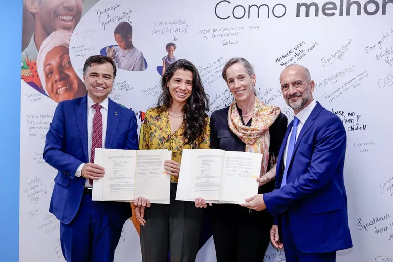 Diretores da Aneel Sandoval Feitosa e Agnes da Costa durante assinatura do MoU com representantes do BID, em 24/3/2025 (Foto Aneel)