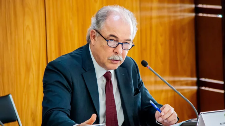 Aloísio Mercadante (BNDES) durante coletiva em reunião do CNDI, no Palácio do Planalto, em 22 de janeiro de 2024 (Foto Gabriel Lemes/MDIC)