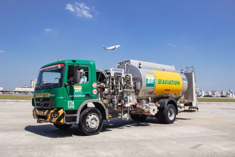 SAF comercializado pela Vibra é produzido a partir de óleo de cozinha usado (Foto: Divulgação/Vibra)