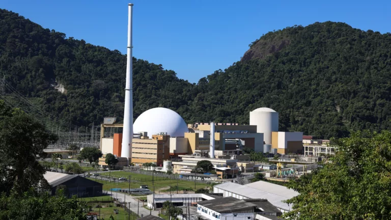 Vista geral das Usinas de Angra 1 e Angra 2 na Central Nuclear Almirante Álvaro Alberto (CNAAA), em Angra dos Rei, no Rio de Janeiro (Foto Tomaz Silva/Agência Brasil)