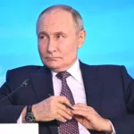 Vladimir Putin participa de uma reunião plenária do Fórum de Tecnologias do Futuro, no Centro de Comércio Internacional em Moscou, em 21/2/2025 (Foto Kremlin)