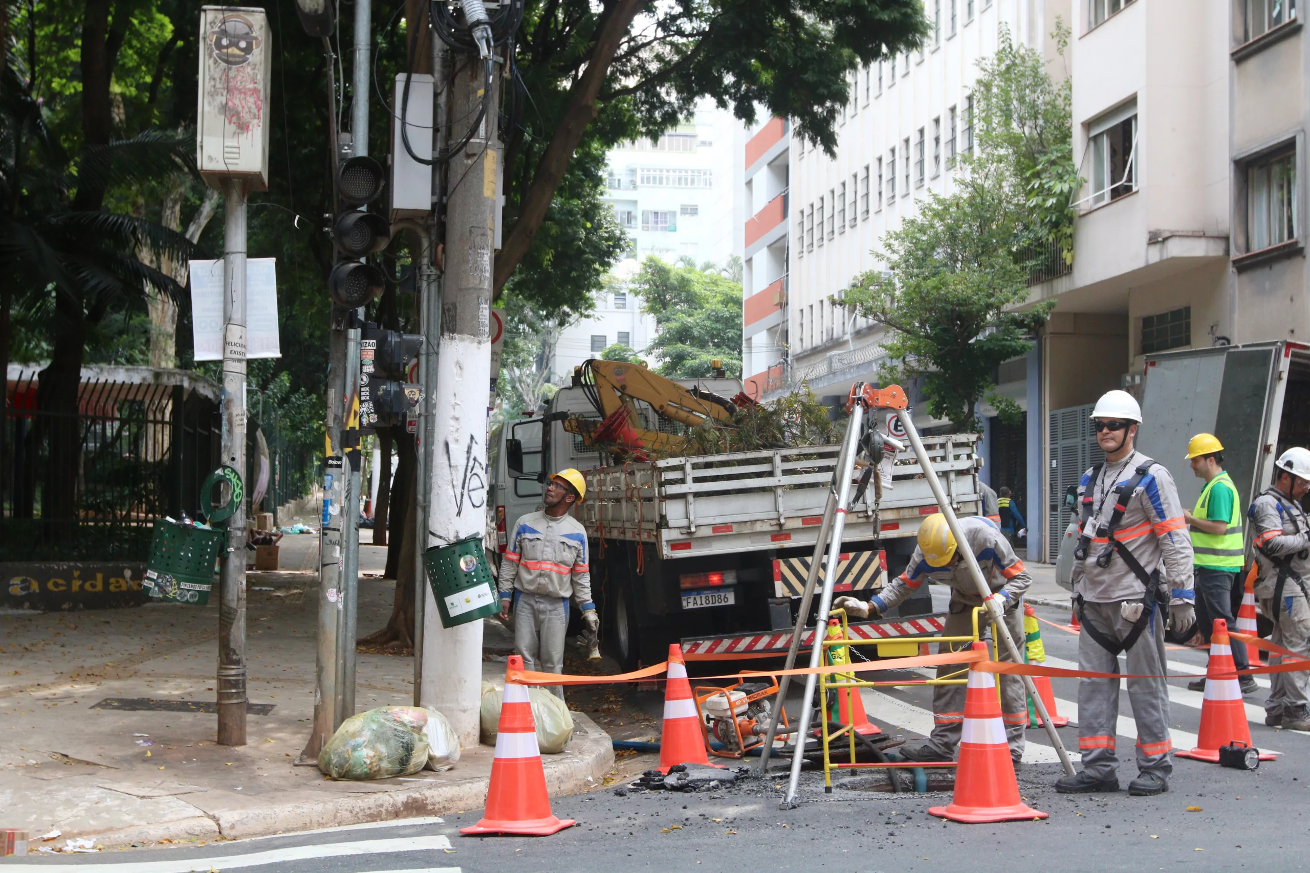 São Paulo (SP), 18/03/2024 - Funcionários da Enel trabalham na rua General Jardim, em Vila Buarque, durante falta de energia na região central | Foto: Rovena Rosa/Agência Brasil