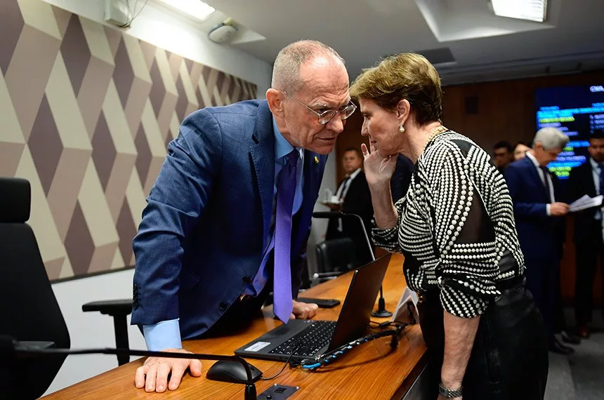 Relatora e autora de substitutivo, Tereza Cristina conversa com o presidente da CMA, Fabiano Contarato, nesta terça. Foto: Saulo Cruz/Agência Senado