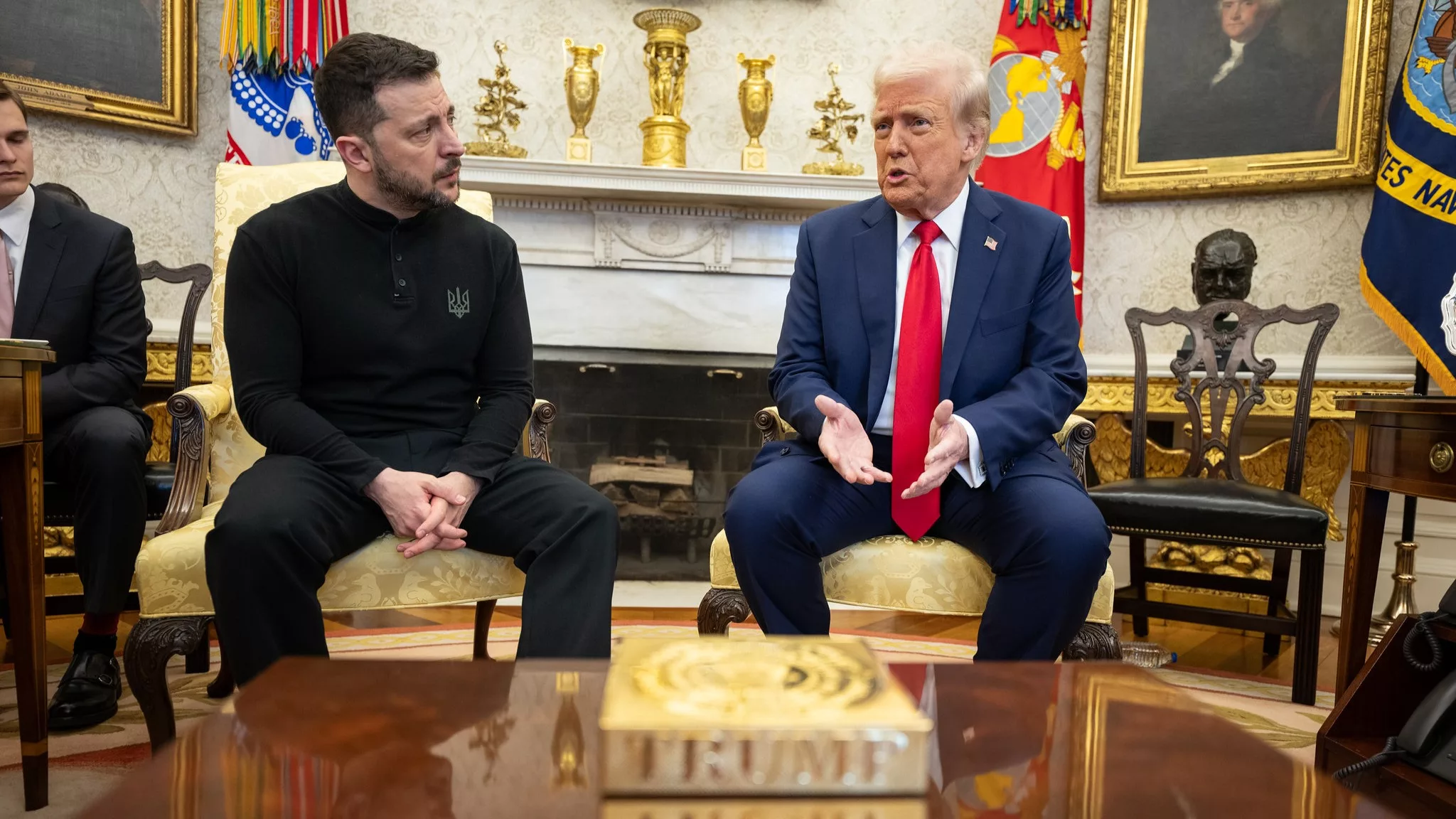 Donald Trump recebe o presidente da Ucrânia, Volodymyr Zelenskyy, no Salão Oval da Casa Branca, em 28/2/2025 (Foto Oficial Casa Branca)