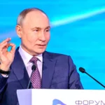 Vladimir Putin participa de uma reunião plenária do Fórum de Tecnologias do Futuro, no Centro de Comércio Internacional em Moscou, em 21/2/2025 (Foto Kremlin)