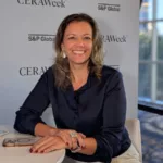 Heloísa Borges, diretora da EPE, durante entrevista ao estúdio eixos na CeraWeek 2025. 