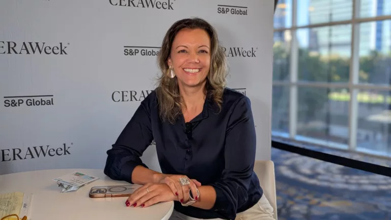 Heloísa Borges, diretora da EPE, durante entrevista ao estúdio eixos na CeraWeek 2025. 