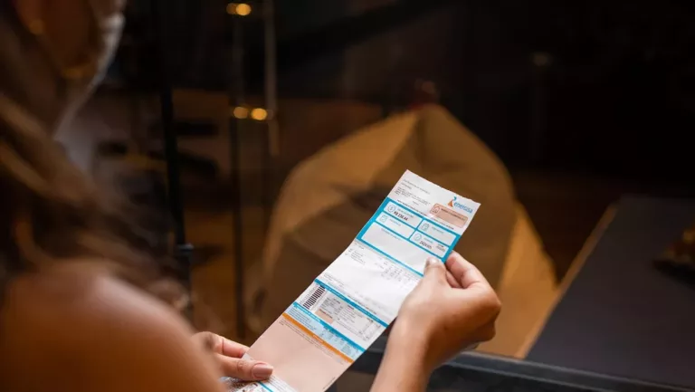 Diretoria da Aneel autoriza que distribuidoras simulem negociações do mercado livre de energia junto aos clientes regulados. Na imagem: Mulher segurando conta de luz da Energisa (Foto Divulgação)