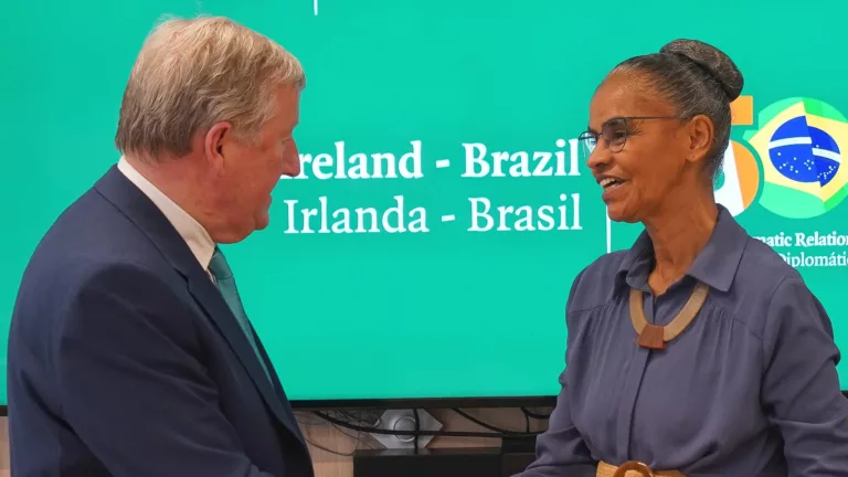 Marina Silva se encontra com o ministro dos Transportes da Irlanda, Seán Canney, em 12/3/2025 (Foto Rogério Cassimiro/MMA)