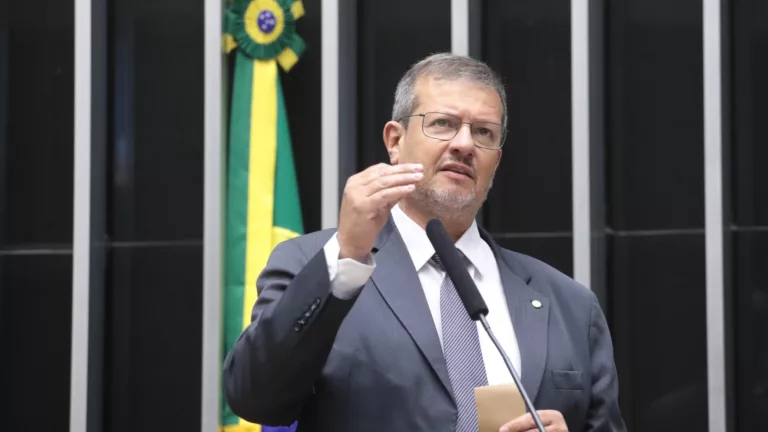 Alexandre Lindenmeyer, à tribuna, durante sessão plenária para discussão e votação de propostas, em 19/12/2024 (Foto Bruno Spada/Câmara dos Deputados)