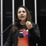 Adriana Ventura, à tribuna da Câmara, durante sessão plenária para discussão e votação de propostas, em 26/2/2025 (Foto Kayo Magalhães/Câmara dos Deputados)