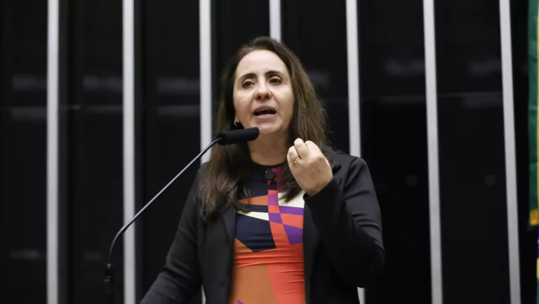 Adriana Ventura, à tribuna da Câmara, durante sessão plenária para discussão e votação de propostas, em 26/2/2025 (Foto Kayo Magalhães/Câmara dos Deputados)