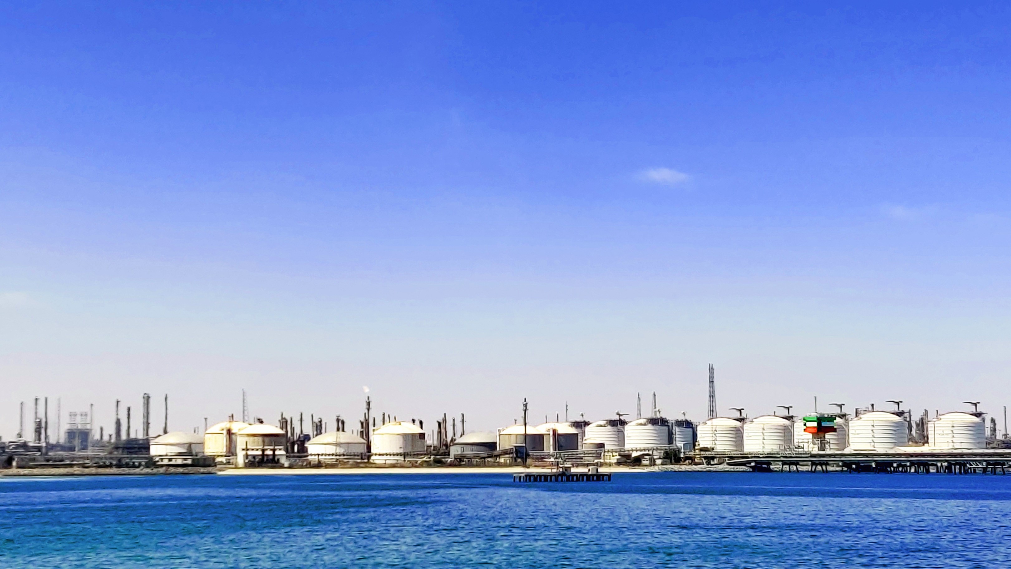 Possibilidade de retorno de barris russos ao mercado pressiona petróleo 