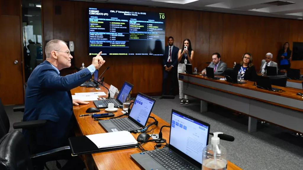 Fabiano Contarato, à mesa, preside sessão da CMA no Senado, em 10/3/2025 (Foto Roque de Sá/Agência Senado)