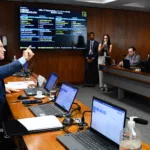 Fabiano Contarato, à mesa, preside sessão da CMA no Senado, em 10/3/2025 (Foto Roque de Sá/Agência Senado)