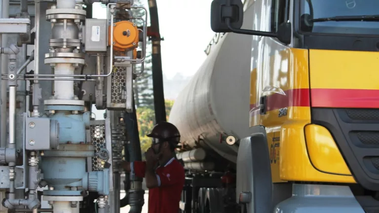 Abastecimento de caminhão da Shell em posto de combustíveis (Foto Marcos Domingos da Silva/Arquivo pessoal)