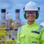 Trabalhadora em operação do FPSO Atlanta, da Brava Energia, em produção em águas profundas (Foto Divulgação)