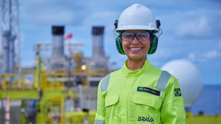 Trabalhadora em operação do FPSO Atlanta, da Brava Energia, em produção em águas profundas (Foto Divulgação)