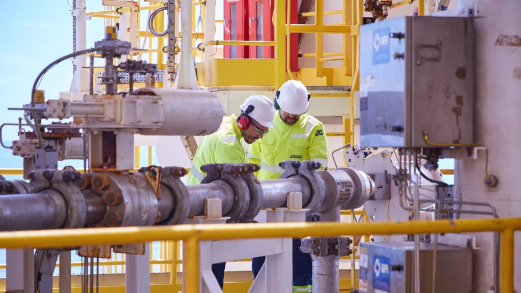 Trabalhadores em operação do FPSO Atlanta, da Brava Energia, em produção em águas profundas (Foto Divulgação)