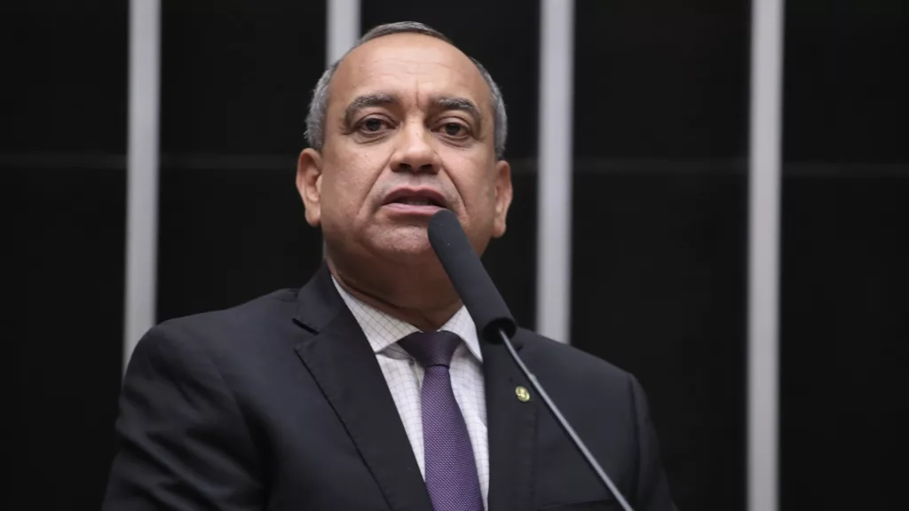 Max Lemos, à tribuna, durante sessão plenária para discussão e votação de propostas, em 11/2/2025 (Foto Kayo Magalhães/Câmara dos Deputados)