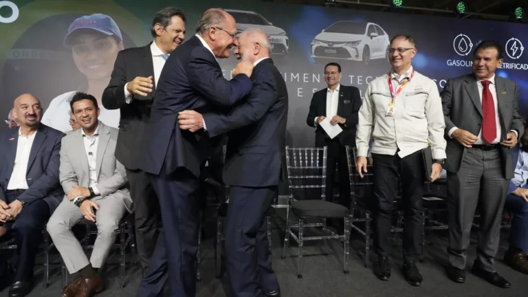 Lula, Alckmin e Haddad durante visita à fábrica da Toyota em Sorocaba (SP), em 18 de março de 2025 (Foto Cadu Gomes/VPR)