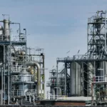 Instalações em refinaria de petróleo (Foto Talpa/Pixabay)