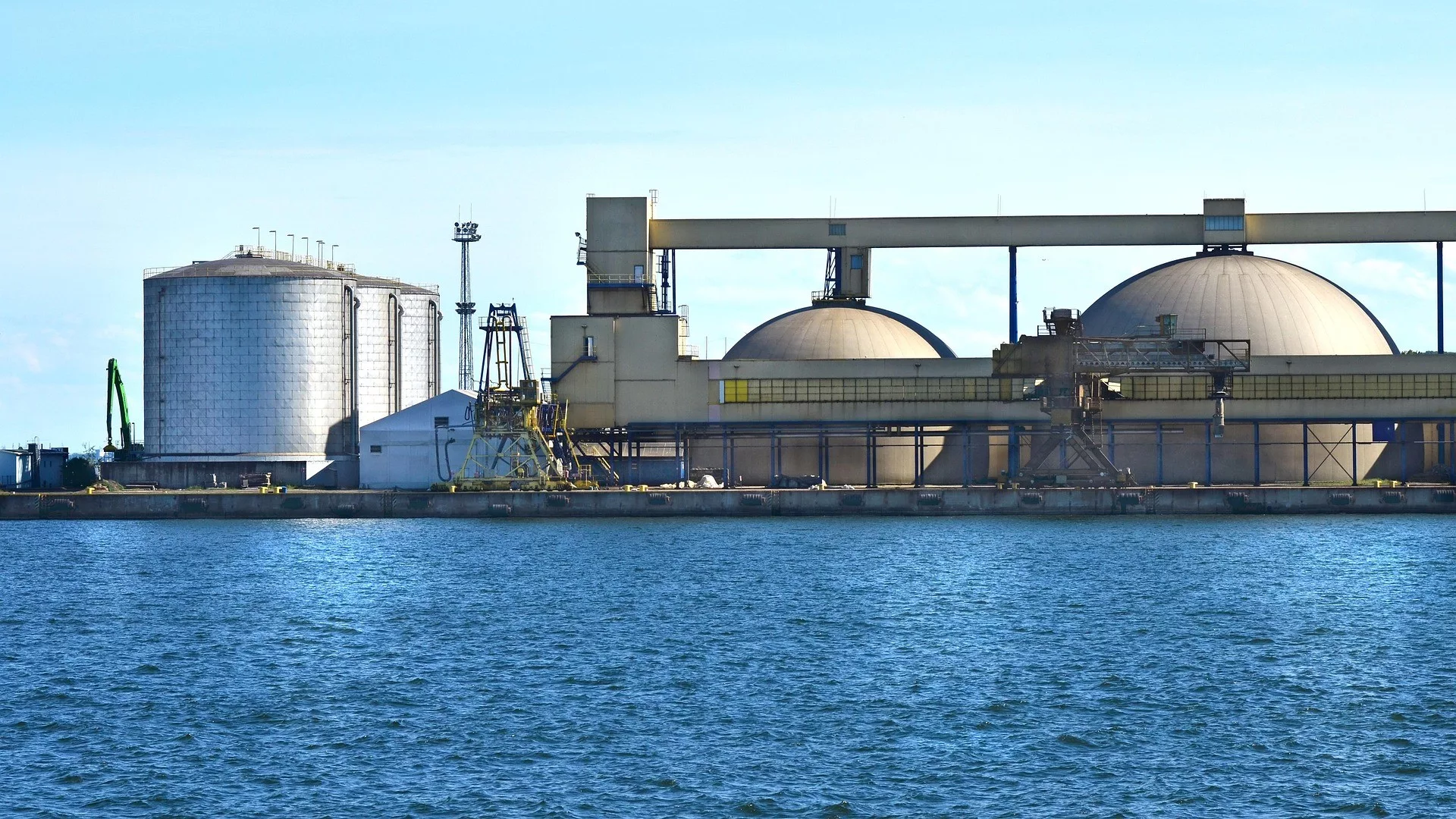 Tanques de armazenamento de combustíveis em terminal marítimo (Foto Dariusz Kopestynski/Pixabay)