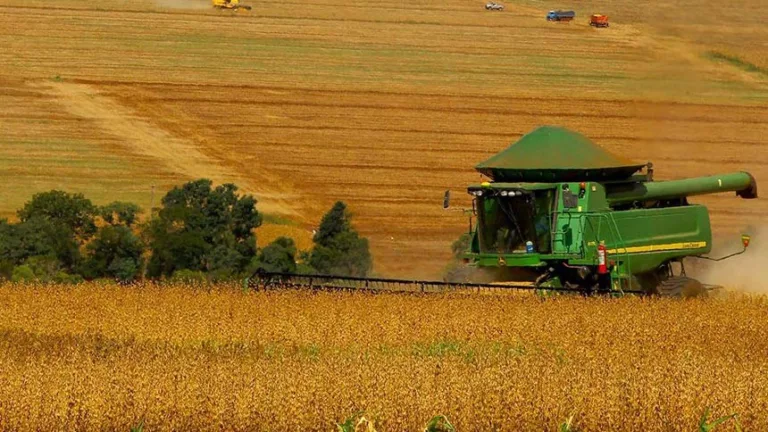 Máquina agrícola do tipo colheitadeira, na cor verde, em vasta área de plantio de soja (Foto Jaelson Lucas/AEN)