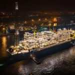 FPSO Maria Quitéria operando no campo de Jubarte, na Bacia de Campos do pré-sal, à noite com as luzes acesas (Foto Agência Petrobras)