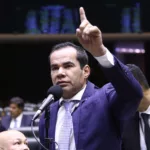 Stélio Dener, à bancada, durante sessão plenária para discutir e votar propostas, em 25/2/2025 (Foto Vinicius Loures/Câmara dos Deputados)