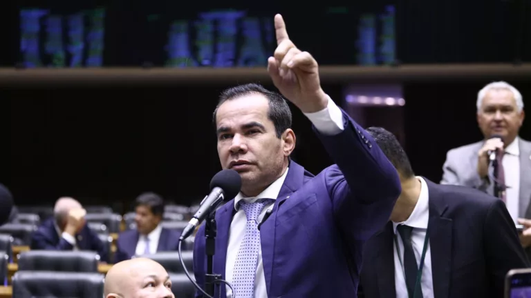 Stélio Dener, à bancada, durante sessão plenária para discutir e votar propostas, em 25/2/2025 (Foto Vinicius Loures/Câmara dos Deputados)