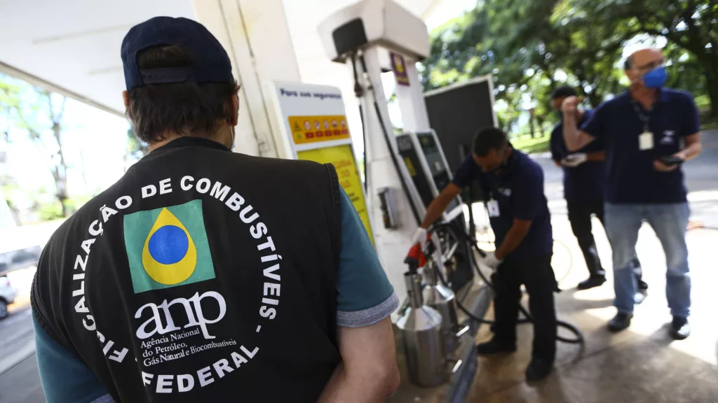 Força-tarefa integrada pela ANP com Procon e Inmetro fiscaliza postos revendedores de combustíveis em Brasília-DF, em 15/3/2021 (Foto Marcelo Camargo/Agência Brasil)