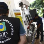 Força-tarefa integrada pela ANP com Procon e Inmetro fiscaliza postos revendedores de combustíveis em Brasília-DF, em 15/3/2021 (Foto Marcelo Camargo/Agência Brasil)