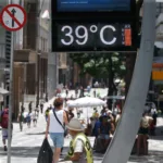Term&ocirc;metro de rua registrando 39&deg;C na regi&atilde;o da Pra&ccedil;a da S&eacute;, em S&atilde;o Paulo, em 12/11/2023, devido a ondas de calor, cada vez mais intensas e frequentes (Foto Paulo Pinto/Ag&ecirc;ncia Brasil)