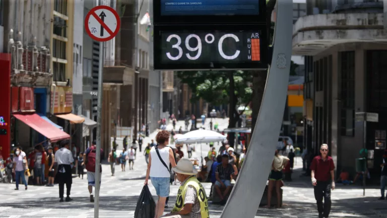 Termômetro de rua registrando 39°C na região da Praça da Sé, em São Paulo, em 12/11/2023, devido a ondas de calor, cada vez mais intensas e frequentes (Foto Paulo Pinto/Agência Brasil)