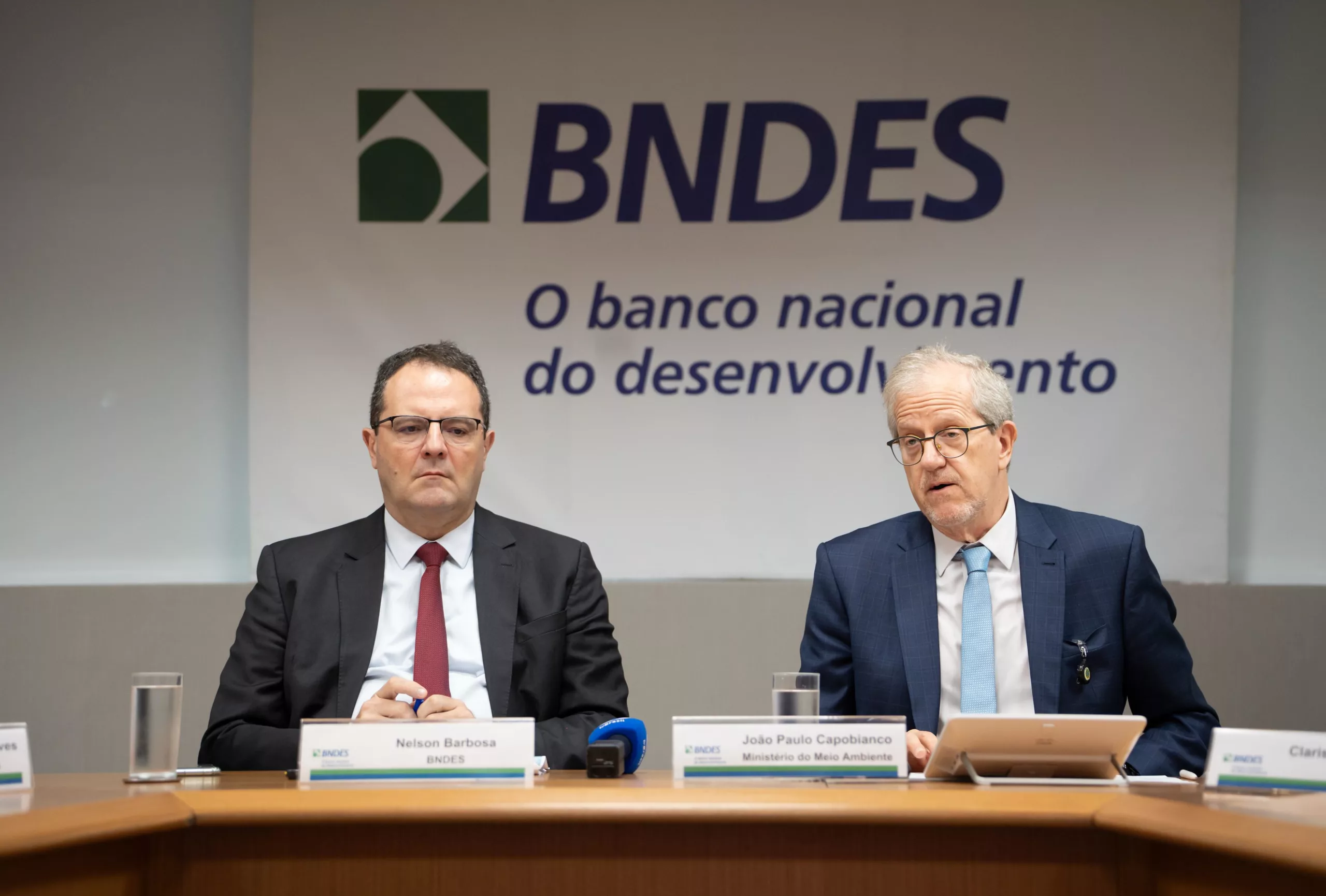 Diretor de Planejamento e Relações Institucionais do BNDES, Nelson Barbosa, e secretário-executivo do MMA, João Paulo Capobianco | Foto: Francisco Messias/BNDES