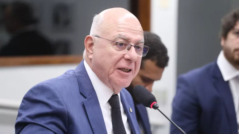 Arnaldo Jardim fala durante seminário da comissão especial sobre transição energética e produção de hidrogênio verde, em 11/2/2025 (Foto Kayo Magalhães/Câmara dos Deputados)