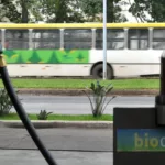 Bomba em posto com abastecimento de biodiesel; e ao fundo ônibus urbano passando (Foto Agência Brasil)