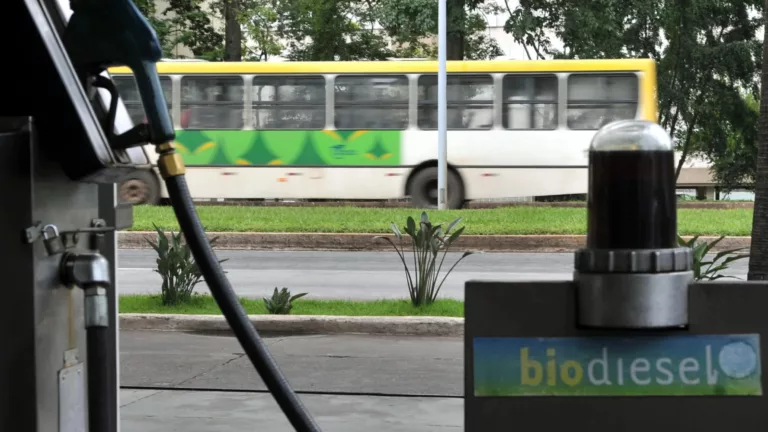 Bomba em posto com abastecimento de biodiesel; e ao fundo ônibus urbano passando (Foto Agência Brasil)