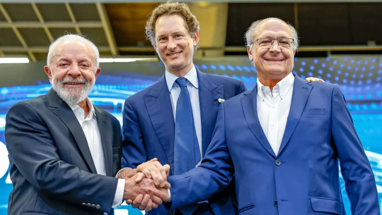 Lula e Alckmin com o chairman da Stellantis, John Elkannm, durante cerimônia de inauguração do Centro de Desenvolvimento de Tecnologia Híbrida Flex, em Betim, em 11 de março de 2025 (Foto Ricardo Stuckert/PR)