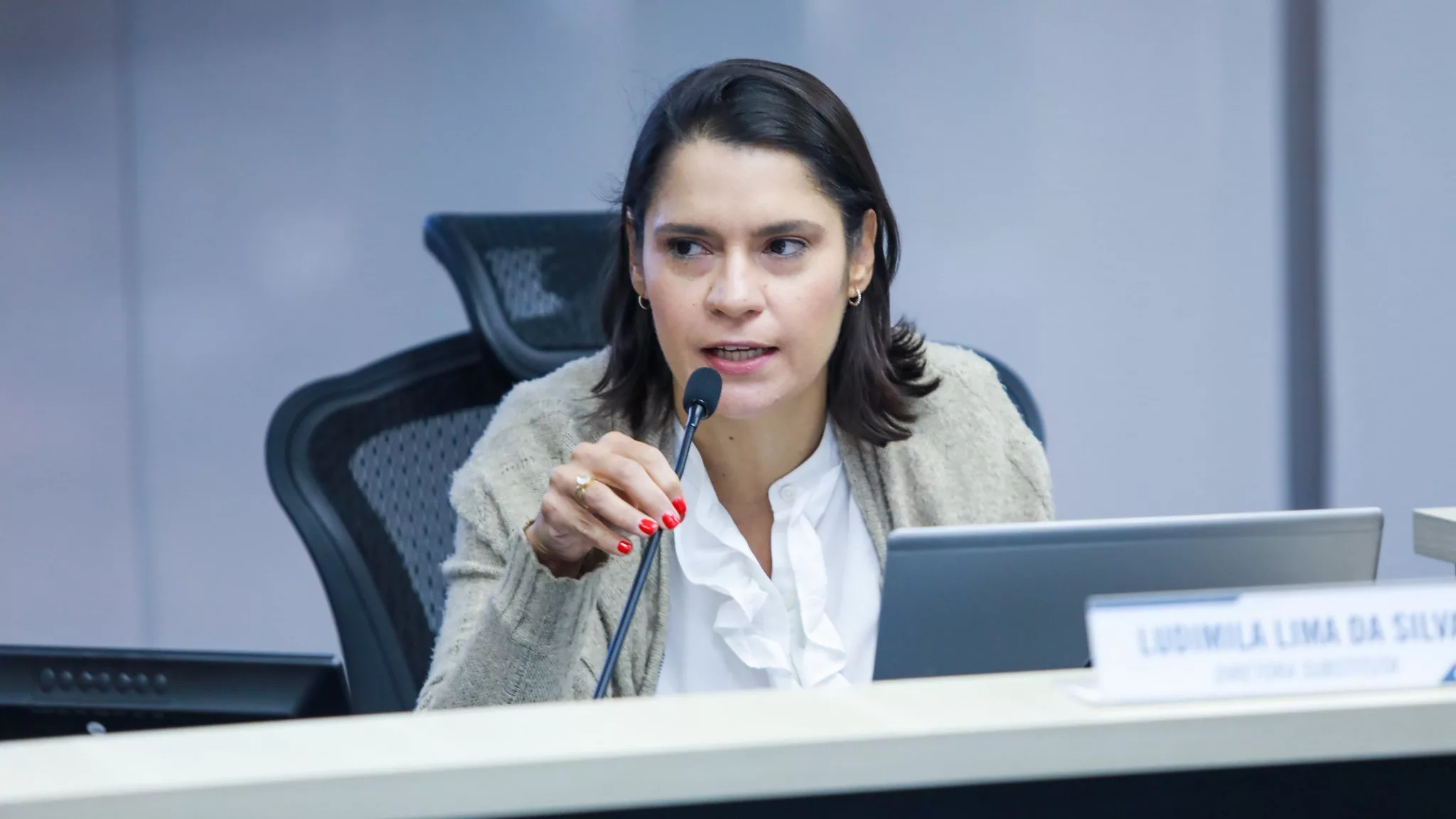 Ludimila Lima durante a 7ª reunião pública ordinária de 2025 da diretoria colegiada da Aneel, em 11 de março (Foto Michel Jesus/Aneel)